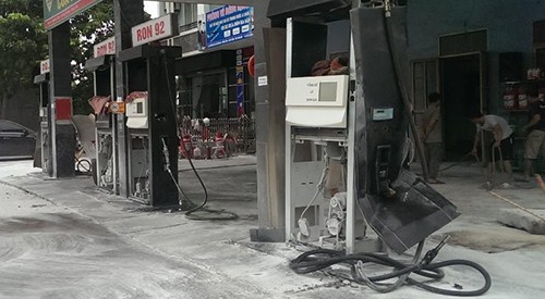 Cây xăng ở Thanh Hoá phát nổ như bom, 4 trụ bơm vỡ nát - ảnh 1