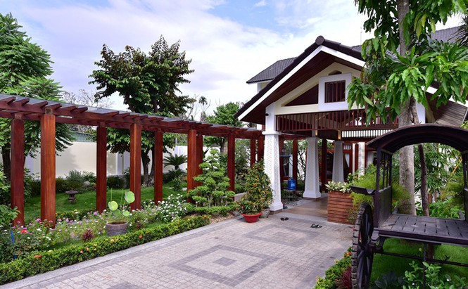 Tông màu trầm biệt thự 'sang chảnh' của đại gia Bình Dương - ảnh 2