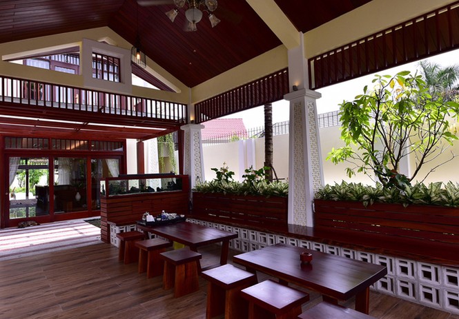 Tông màu trầm biệt thự 'sang chảnh' của đại gia Bình Dương - ảnh 4