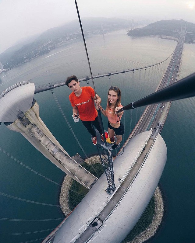 Xem ảnh selfies của cặp đôi này xong, bạn sẽ tự hỏi liệu họ còn sống hay không? - ảnh 2