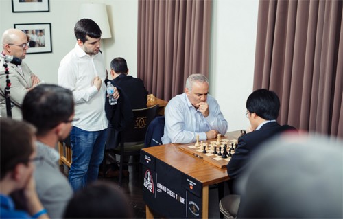 Mắc sai lầm chí tử, Quang Liêm thua cựu Vua cờ Kasparov - ảnh 2