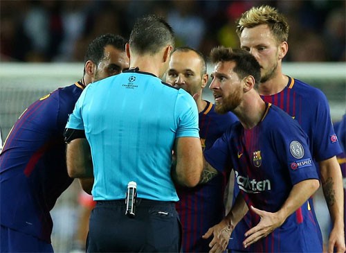 Neymar từ chối đổi áo với cầu thủ Celtic, Messi nhận thẻ vàng lãng xẹt - ảnh 1