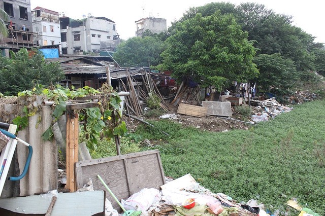 Cận cảnh hồ 'bẩn nhất Hà Nội' - ảnh 4