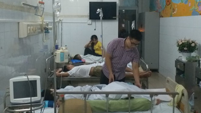 Mới nhất vụ học sinh lớp 7 bị bỏng ở trường học: 'Con tôi vẫn hoảng loạn và sợ bị kỷ luật' - ảnh 1