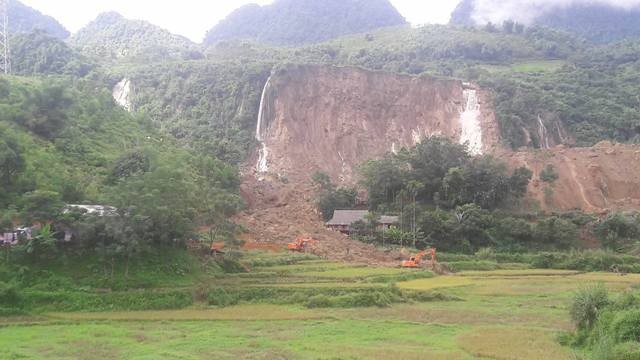Rùng mình hiện trường vụ sạt lở làm nhiều người bị chôn vùi ở Hòa Bình - ảnh 4