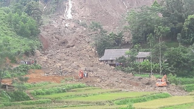 Rùng mình hiện trường vụ sạt lở làm nhiều người bị chôn vùi ở Hòa Bình - ảnh 7