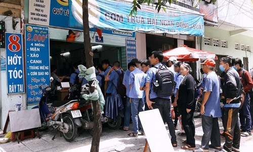 Tranh cãi trái chiều 'sinh viên xếp hàng' ăn cơm 2000 đồng: Không có lòng tự trọng - ảnh 1