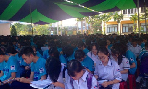 Học sinh được chuyên gia dạy cách trang điểm, thắt caravat và đánh giày - ảnh 1