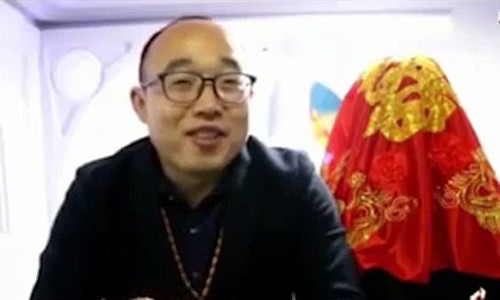 Bị gia đình thúc ép kết hôn, kỹ sư Trung Quốc cưới robot - ảnh 1