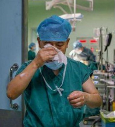Quyết cứu bệnh nhân, bác sĩ không kịp nhìn mặt cha lần cuối - ảnh 1