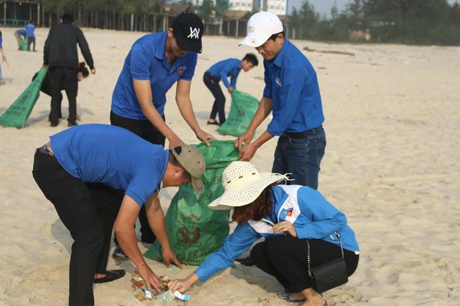 Tuổi trẻ Quảng Trị ra quân làm sạch biển - ảnh 2