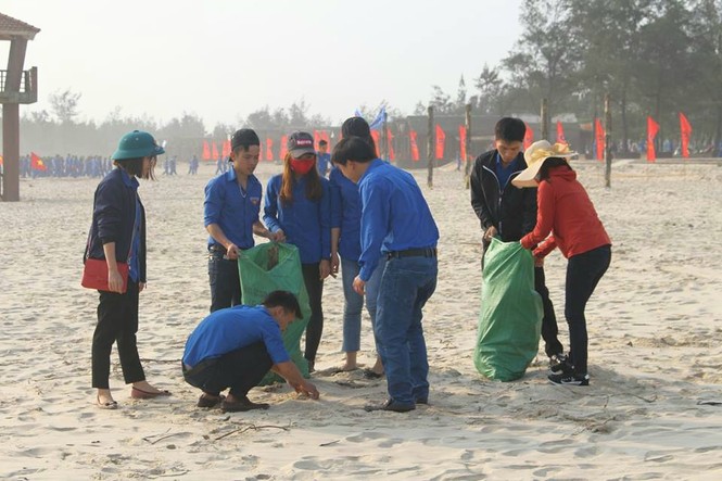Tuổi trẻ Quảng Trị ra quân làm sạch biển - ảnh 4