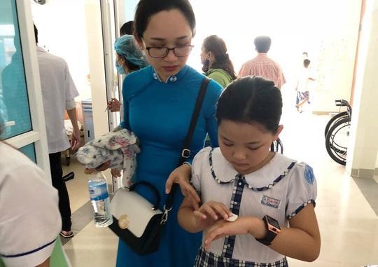 Hàng chục học sinh lớp 3 nhập viện vì uống trà sữa - ảnh 1