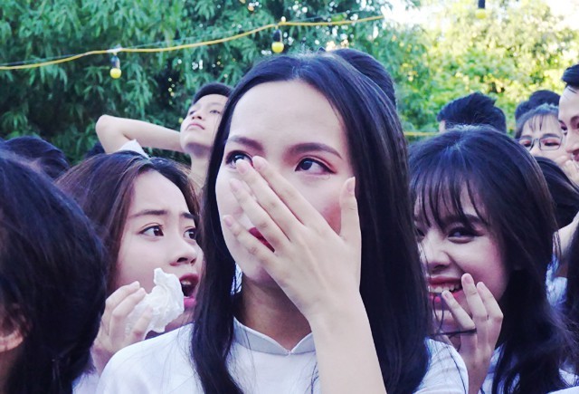 Tinh khôi vẻ đẹp nữ sinh trường Quốc học Vinh ngày chia tay - ảnh 10