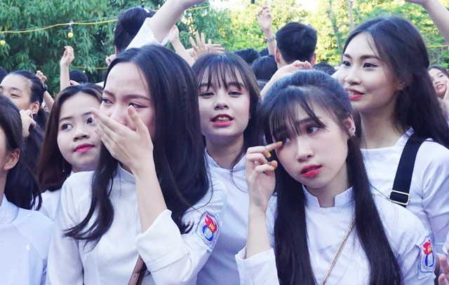 Tinh khôi vẻ đẹp nữ sinh trường Quốc học Vinh ngày chia tay - ảnh 11