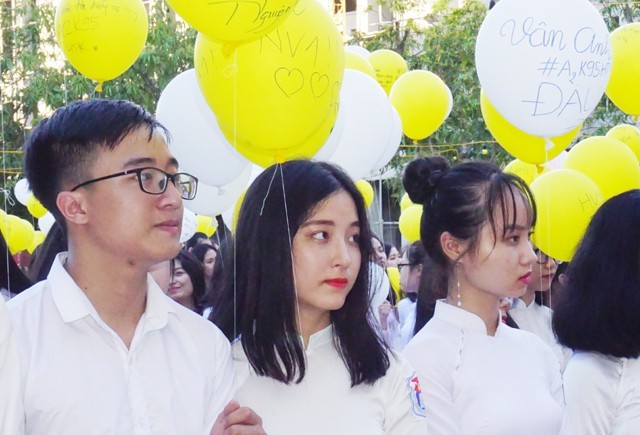 Tinh khôi vẻ đẹp nữ sinh trường Quốc học Vinh ngày chia tay - ảnh 2