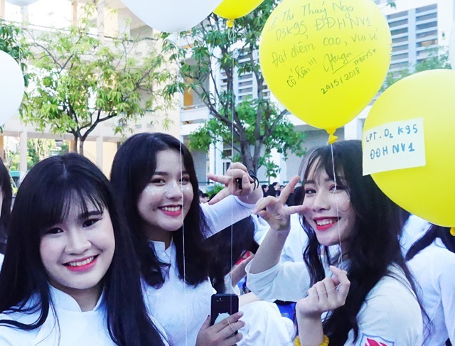 Tinh khôi vẻ đẹp nữ sinh trường Quốc học Vinh ngày chia tay - ảnh 7