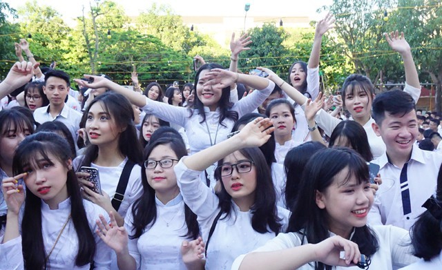 Tinh khôi vẻ đẹp nữ sinh trường Quốc học Vinh ngày chia tay - ảnh 9