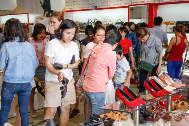 Juno lại 'chơi sốc': Câu chuyện dép xịn giá bèo - ảnh 1
