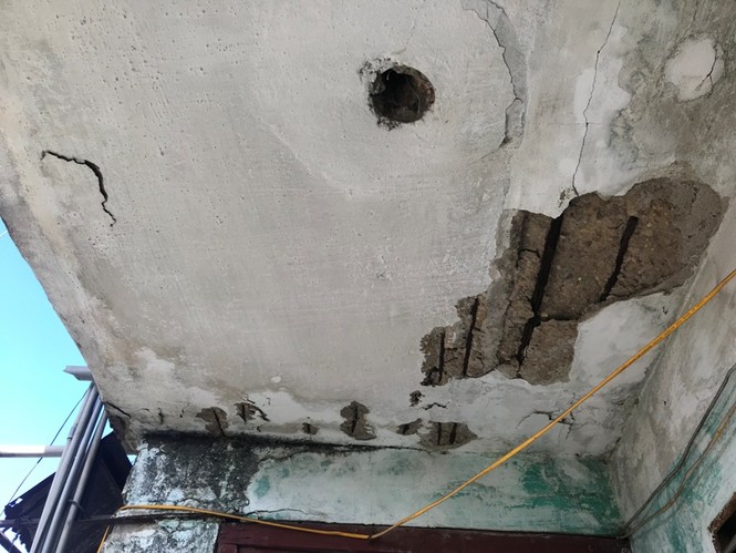 Cận cảnh chung cư 40 năm có nguy cơ đổ sập bất kỳ lúc nào - ảnh 2