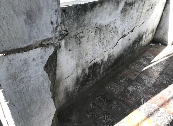 Cận cảnh chung cư 40 năm có nguy cơ đổ sập bất kỳ lúc nào - ảnh 4