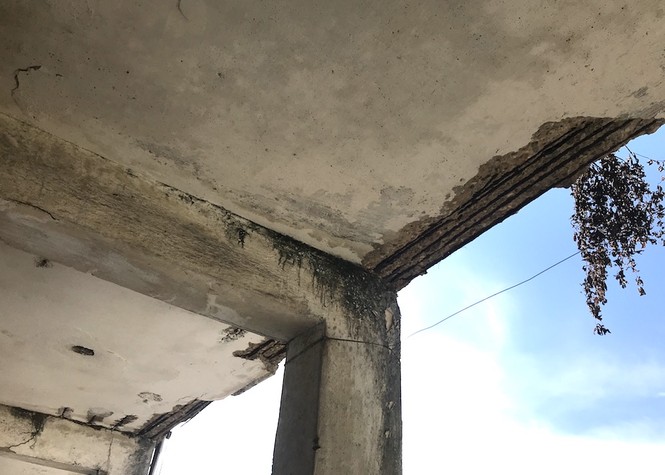 Cận cảnh chung cư 40 năm có nguy cơ đổ sập bất kỳ lúc nào - ảnh 6