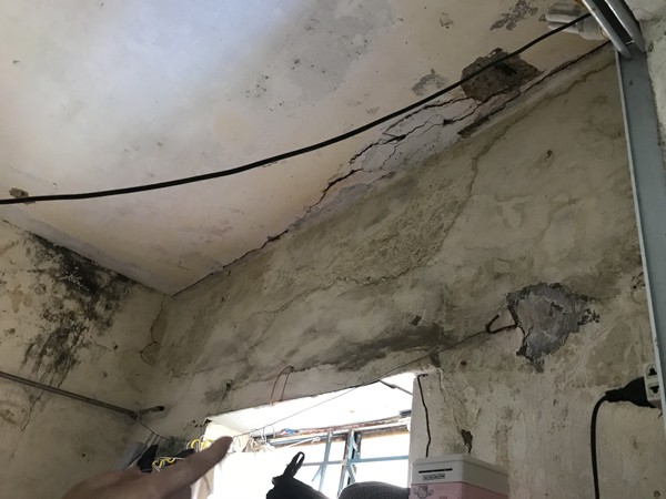 Cận cảnh chung cư 40 năm có nguy cơ đổ sập bất kỳ lúc nào - ảnh 7
