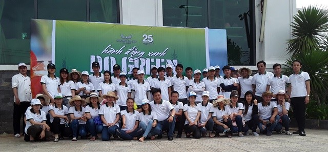 10 000 nhân viên Mường Thanh tham gia làm sạch bãi biển, ao hồ - ảnh 1