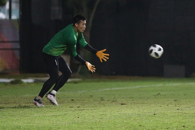 Bùi Tiến Dũng mướt mồ hôi luyện bắt penalty chờ đấu Syria - ảnh 7