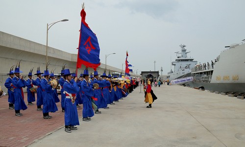 Chiến hạm Việt Nam thăm Hàn Quốc, duyệt đội hình trên biển - ảnh 1