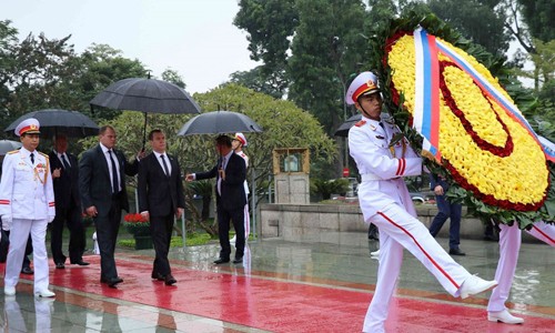 Hình ảnh các hoạt động của Thủ tướng Nga Medvedev thăm Việt Nam - ảnh 1
