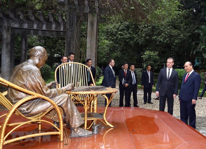 Hình ảnh các hoạt động của Thủ tướng Nga Medvedev thăm Việt Nam - ảnh 3