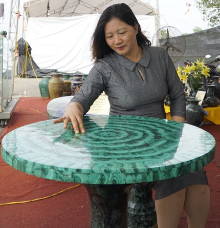 Chiếc bàn rộng 3 gang tay có giá nửa tỷ đồng tại Hà Nội - ảnh 1