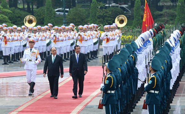 Thủ tướng Nguyễn Xuân Phúc đón, hội đàm với Thủ tướng Campuchia - ảnh 2