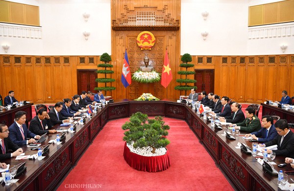 Thủ tướng Nguyễn Xuân Phúc đón, hội đàm với Thủ tướng Campuchia - ảnh 5
