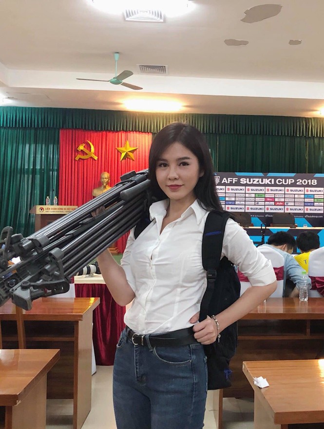 Diễn viên xinh đẹp 'Người phán xử' theo chân đội tuyển Việt - ảnh 1