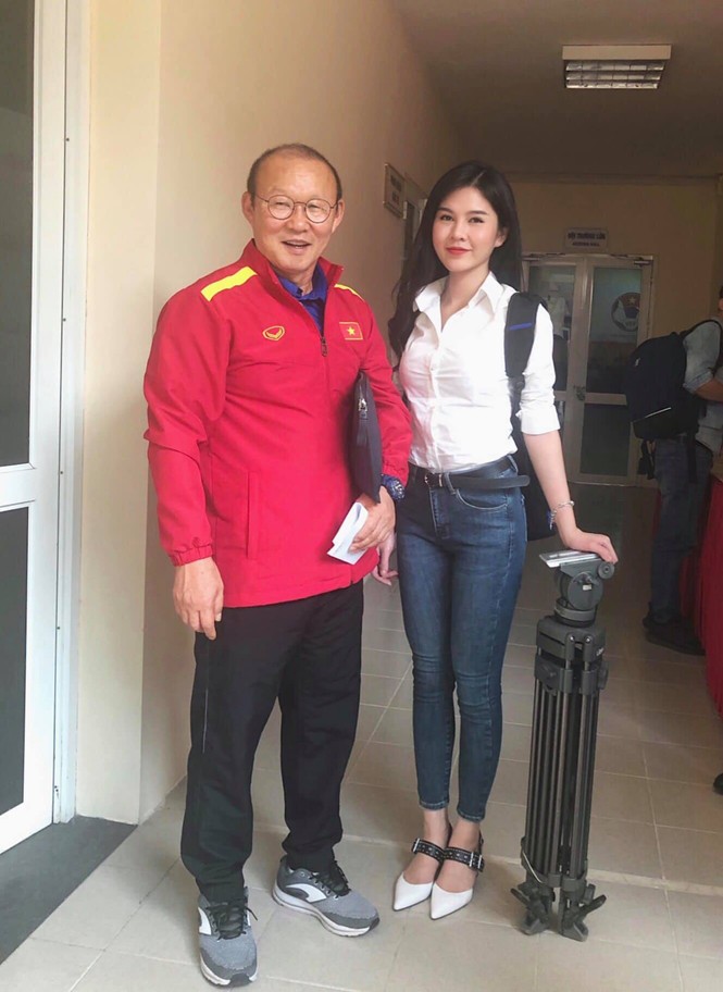 Diễn viên xinh đẹp 'Người phán xử' theo chân đội tuyển Việt - ảnh 2