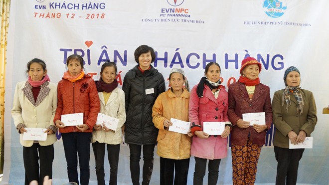 Công ty điện lực Thanh Hóa tặng quà hộ nghèo nhân tháng tri ân - ảnh 1