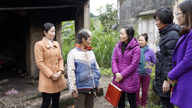 Công ty điện lực Thanh Hóa tặng quà hộ nghèo nhân tháng tri ân - ảnh 2