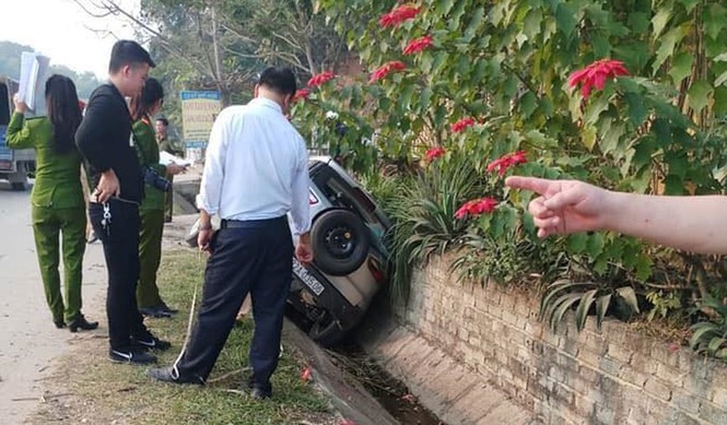 Xế hộp lọt cống nát bươm, 4 người bị thương nặng - ảnh 1