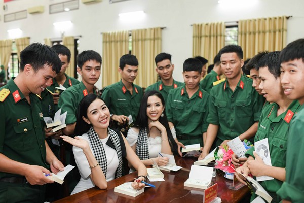 Hàng chục ngàn cuốn sách quý đổi đời đến với chiến sĩ quân đội - ảnh 2