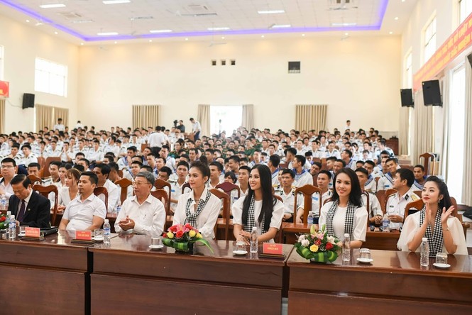 Hàng chục ngàn cuốn sách quý gửi tặng chiến sĩ học viện hải quân - ảnh 2