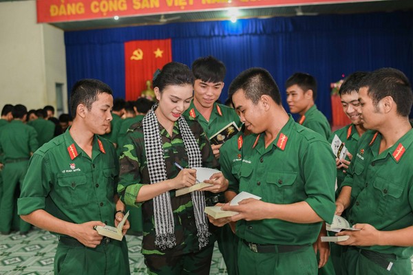 Hàng chục ngàn cuốn sách quý đổi đời đến với chiến sĩ quân đội - ảnh 5