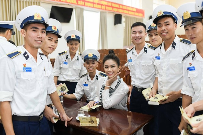 Hàng chục ngàn cuốn sách quý gửi tặng chiến sĩ học viện hải quân - ảnh 4