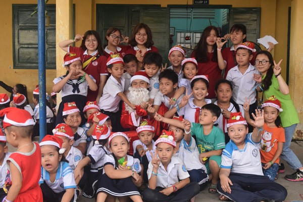 Đông trao yêu thương-Chương trình từ thiện của SV Ngoại thương TP.HCM - ảnh 1