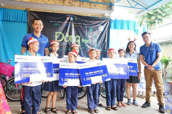 Đông trao yêu thương-Chương trình từ thiện của SV Ngoại thương TP.HCM - ảnh 3