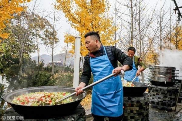 Tiệc cưới 1.500 khách ở quê 'chơi trội' toàn bào ngư, cá hồi - ảnh 2