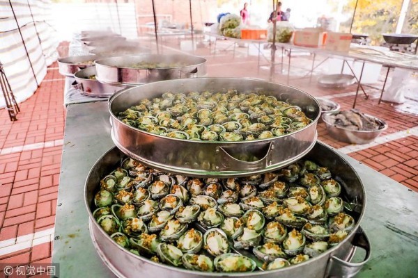 Tiệc cưới 1.500 khách ở quê 'chơi trội' toàn bào ngư, cá hồi - ảnh 3