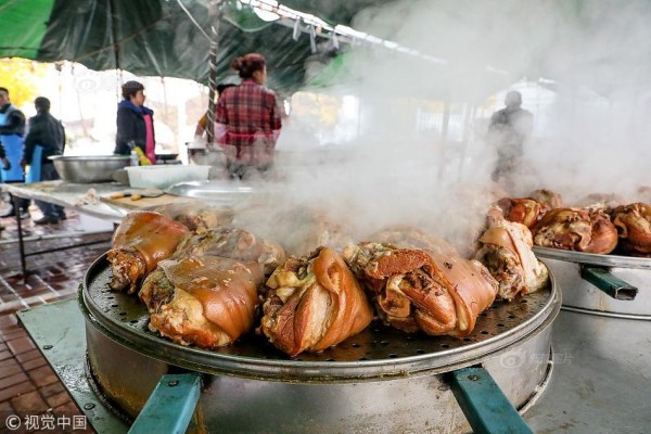 Tiệc cưới 1.500 khách ở quê 'chơi trội' toàn bào ngư, cá hồi - ảnh 7