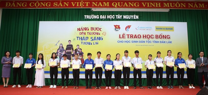 Nam A Bank và Hoa hậu H’Hen Niê trao học bổng Đak Lak - ảnh 1